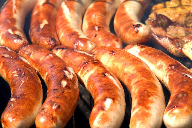 Kiełbaski i mięso na grillu podczas letniego przyjęcia