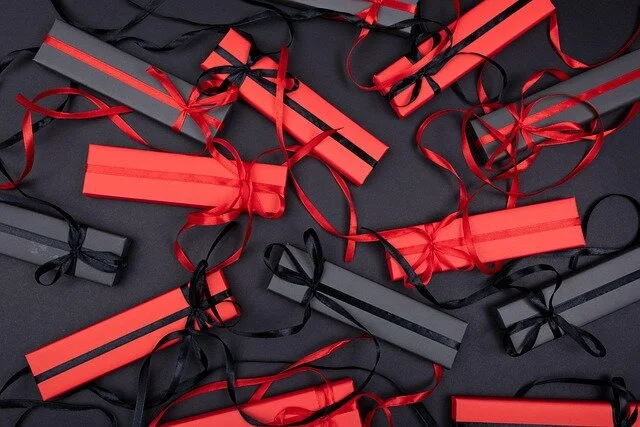 Kolorowe pudełka prezentowe z wstążkami — eleganckie opakowanie na wyjątkowe upominki