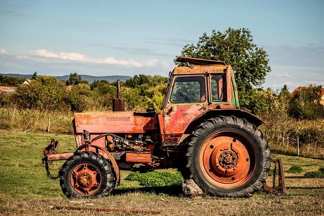 Stary traktor na polu — ikona retro estetyki farmowej, inspiracja dla vintage nadruków na koszulkach